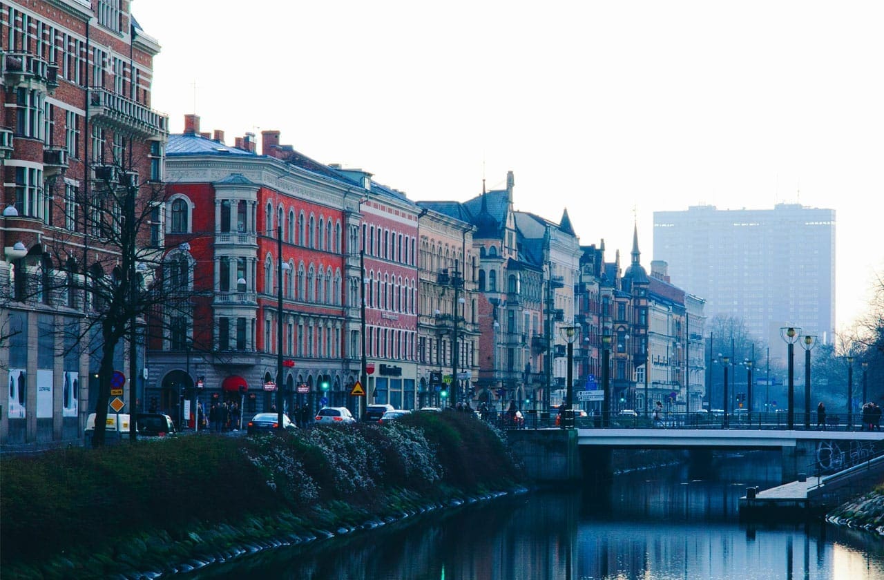 En bild som visar Malmö Stad en dimmig morgon
